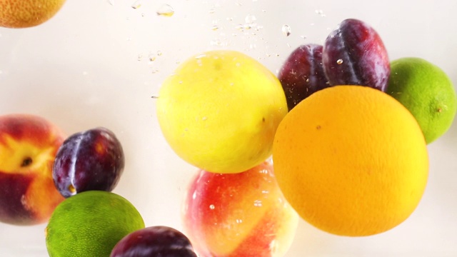 新鲜的有机水果落入水中。视频下载