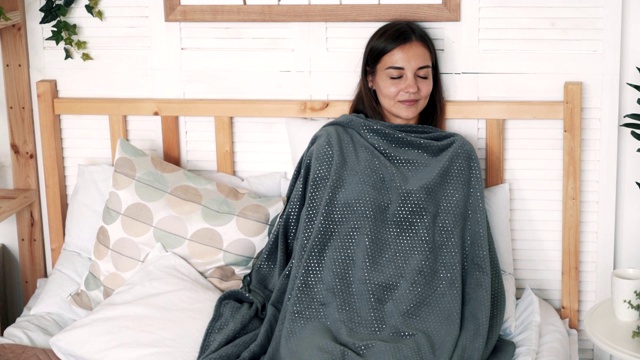 裹着毯子的女孩在午餐时间休息睡觉，慢镜头视频下载