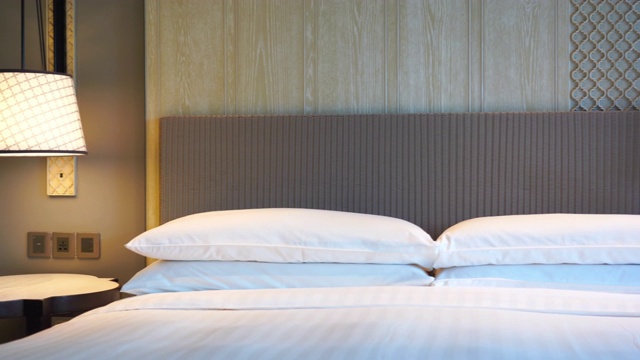 卧室室内床上的枕头装饰视频下载