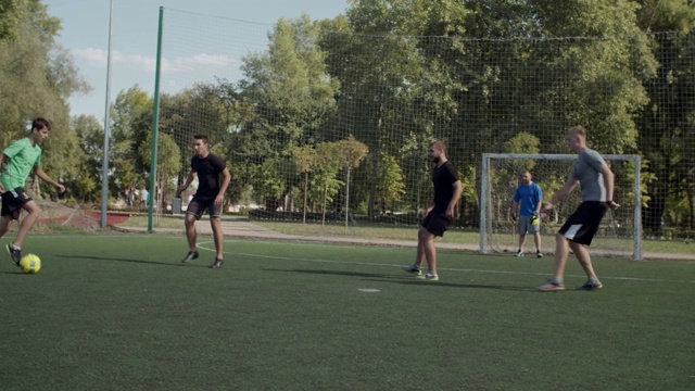 足球比赛中街头足球运动员的动作视频素材