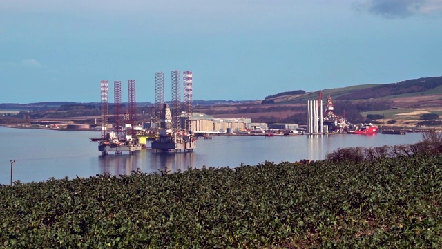 英国苏格兰尼格克罗马蒂湾港口的石油钻井平台视频下载