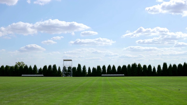 一张足球场的快照，有新修剪的草地和美丽的云彩视频素材