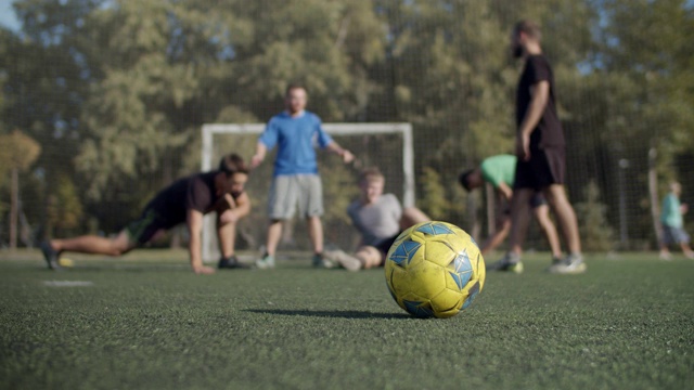 足球队运动训练前的热身运动视频素材
