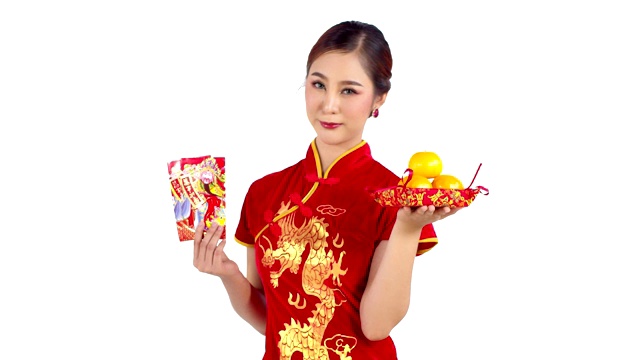 美丽的中国女孩拿着幸运的红包和橘子视频下载