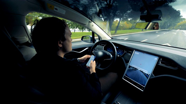 一辆自动汽车在路上行驶，司机坐在车里视频素材