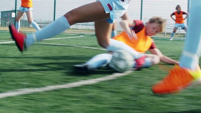 女足球运动员摔倒绊倒对手视频素材