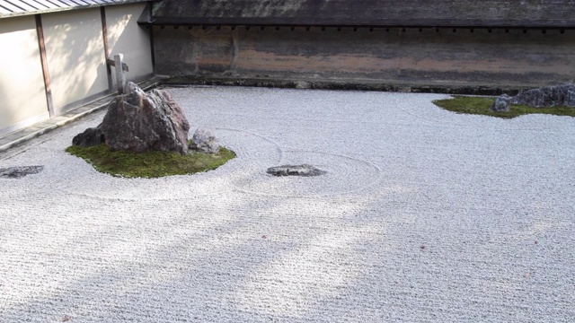 京都寺庙的石头屋顶，平移拍摄视频下载