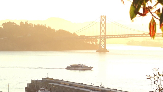 日出期间旧金山湾的渡轮视频素材