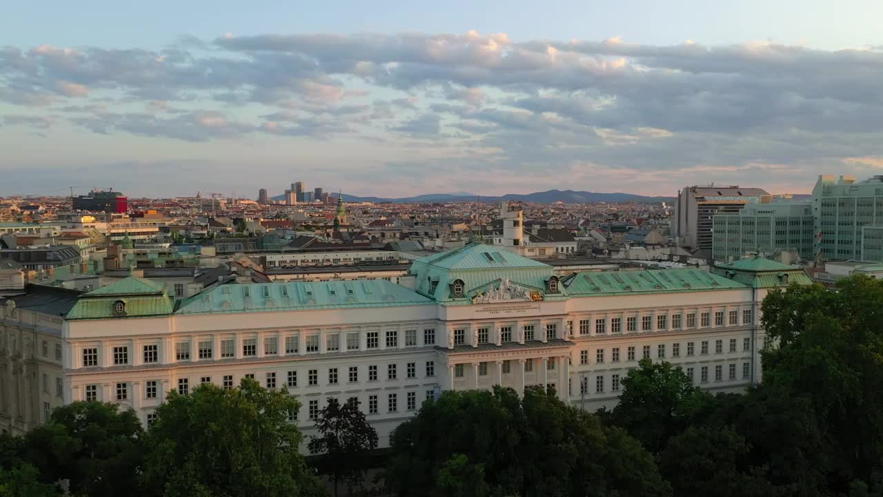 日落天空飞越维也纳市中心区博物馆前空中全景4k奥地利视频下载