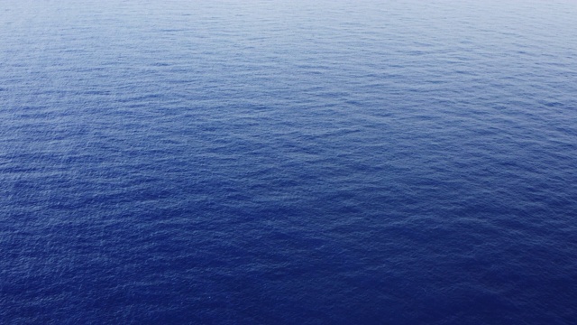 航拍飞过无边无际的热带蓝色海洋背景视频下载