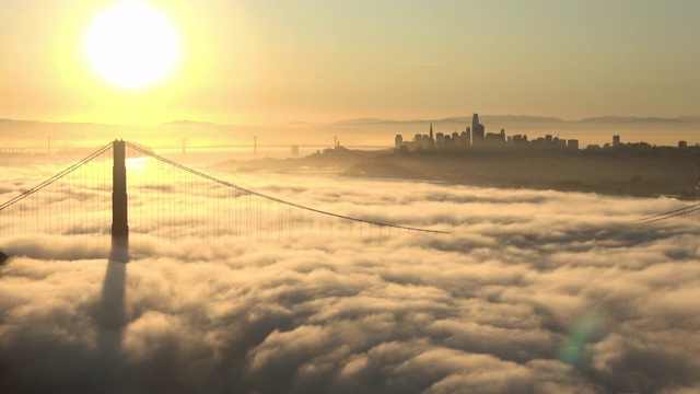 旧金山金门大桥温暖的日出与雾号的声音视频素材
