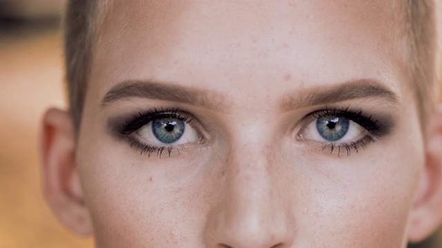 一个漂亮的蓝眼睛的年轻女人的肖像视频下载