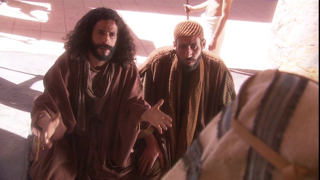 摩西和他的兄弟亚伦向埃及法老求情，法老解散了他们。视频素材