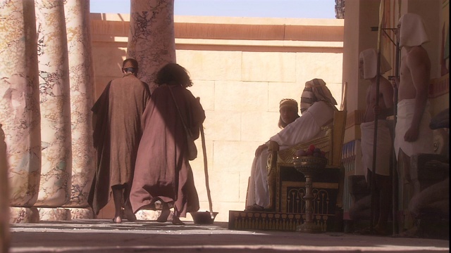 摩西和他的兄弟亚伦恳求埃及法老罢黜他们。视频素材