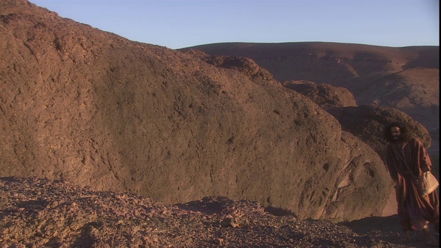 摩西走上西奈山，穿过多岩石的沙漠地带。视频素材