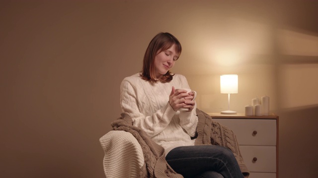 在家里喝着咖啡放松的女人视频素材