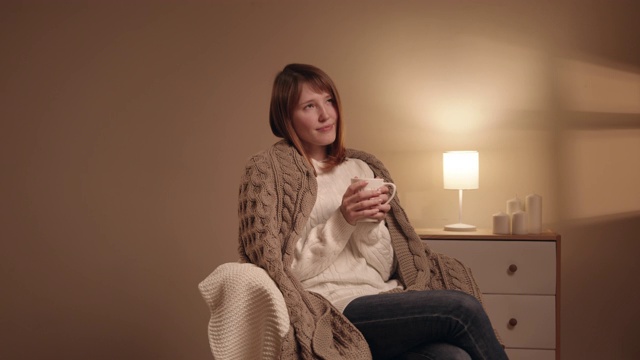 在家里喝着咖啡放松的女人视频素材