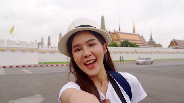 泰国女导游的日本同胞参观了该国的主要景点。泰国曼谷的地标性建筑。亚洲朋友女性博客使用智能手机照片视频下载