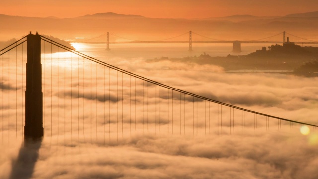 金门大桥日出在低雾和温暖的晨光视频素材