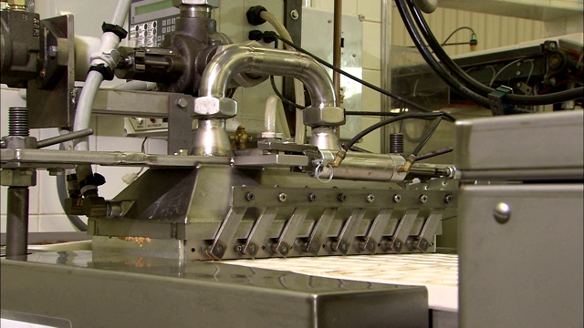 一台机器在工厂里装糖果模。视频素材