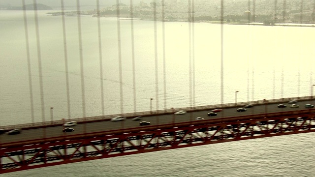 交通沿着金门大桥行驶。视频素材