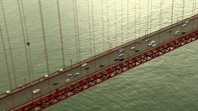 交通通过金门大桥。视频素材