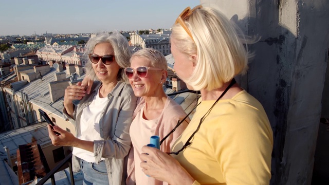 女游客在屋顶上欣赏风景视频下载