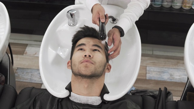 相机俯视图肖像亚洲人在发型师。视频下载
