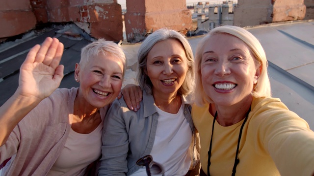 微笑的老年妇女在屋顶上自拍视频素材