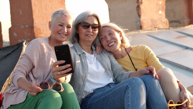 三名女游客在复古屋顶上自拍视频素材