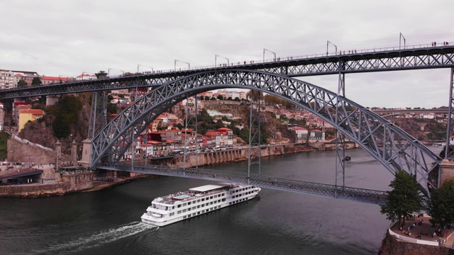 葡萄牙波尔图城市景观和多姆路易斯I桥视频素材