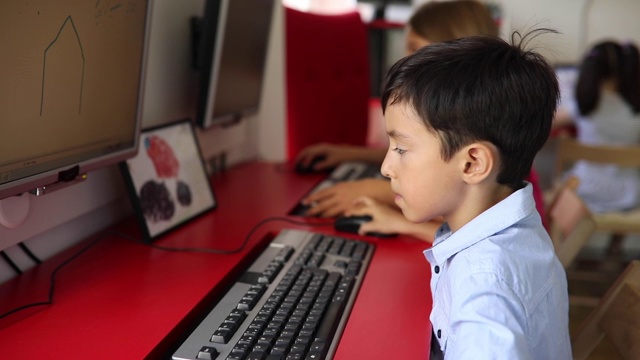男孩在学校使用电脑视频素材