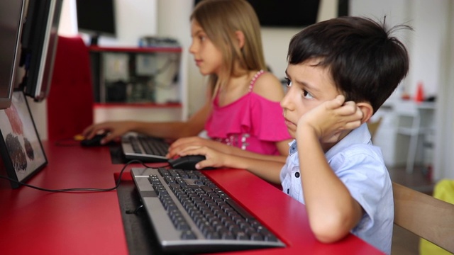 男孩在学校使用电脑视频素材