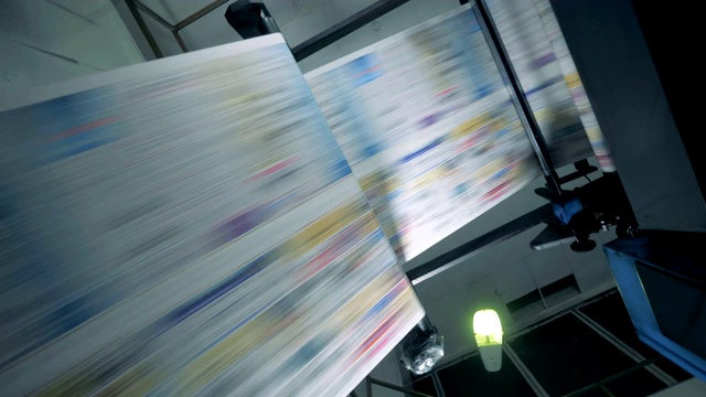在印刷厂按直线移动的报纸。视频素材