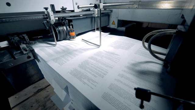 现代机器在排印线上移动印刷纸张。视频下载