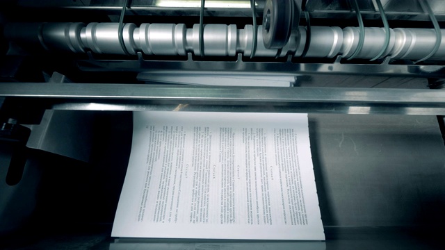 文字叠放在排印线上的印刷页。视频素材