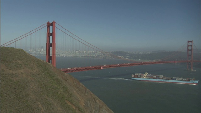 金门大桥横跨旧金山湾。视频下载