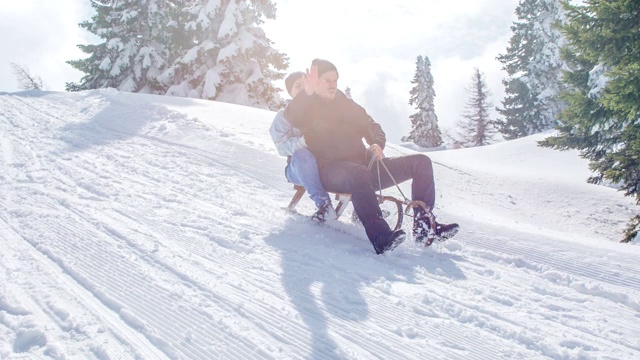 在一个雪橇上有一个男人和一个女人快乐视频下载