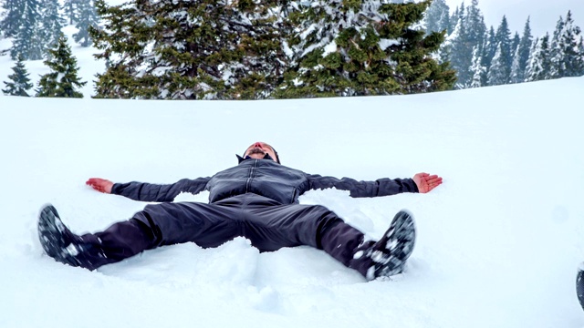 人摔倒在雪地上视频下载