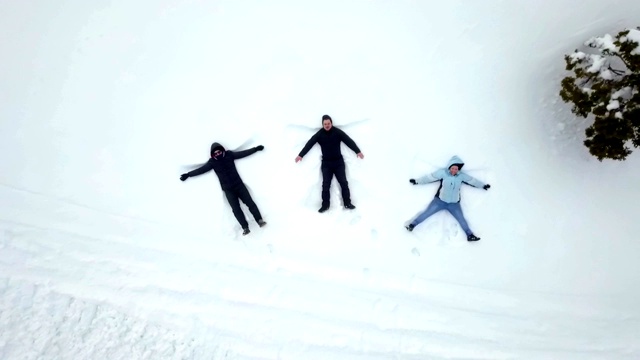 躺在雪地里，堆雪花天使视频下载