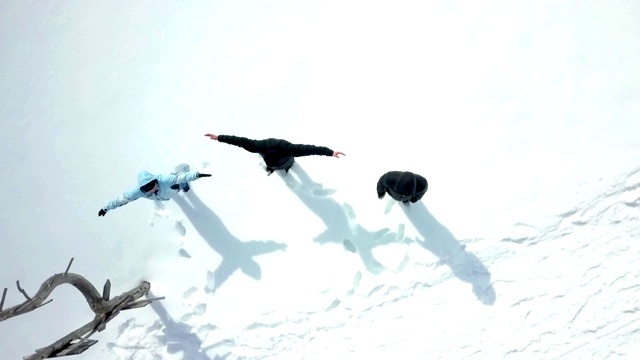 三个人做雪天使视频下载