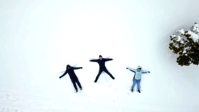 笑着在雪地里做雪天使视频下载