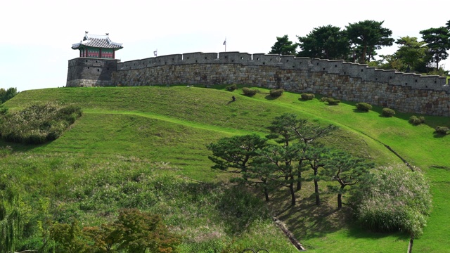 韩国水原华城要塞的防御工事墙和塔景视频下载