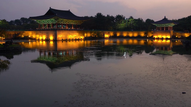 在韩国庆州的落日余晖中，Anapji或Wolji池塘景色和灯火通明的东宫视频下载