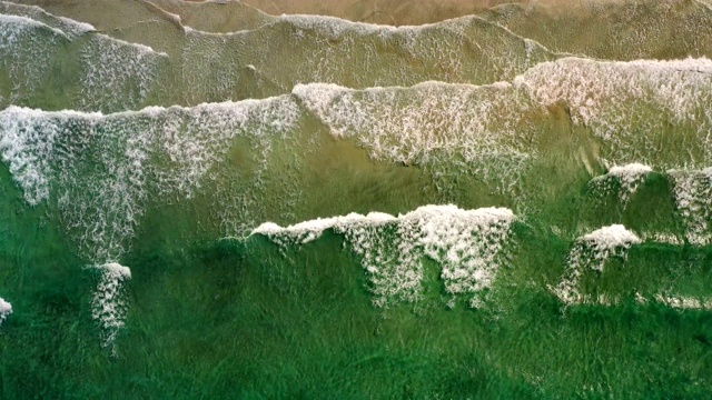 海浪海滩的抽象俯视图。视频下载