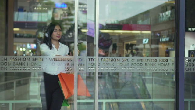 一个女人从购物中心出来，慢镜头视频下载