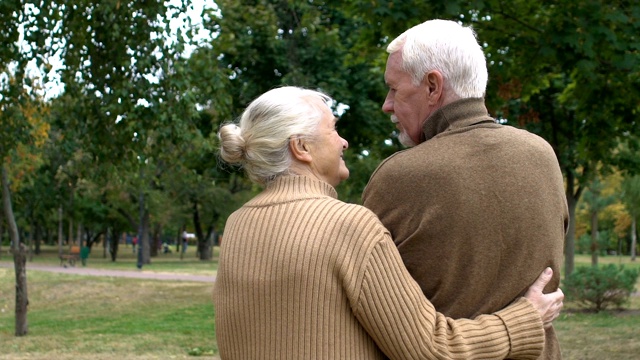 灰白头发的男人和女人温柔地看着对方，向后看视频下载