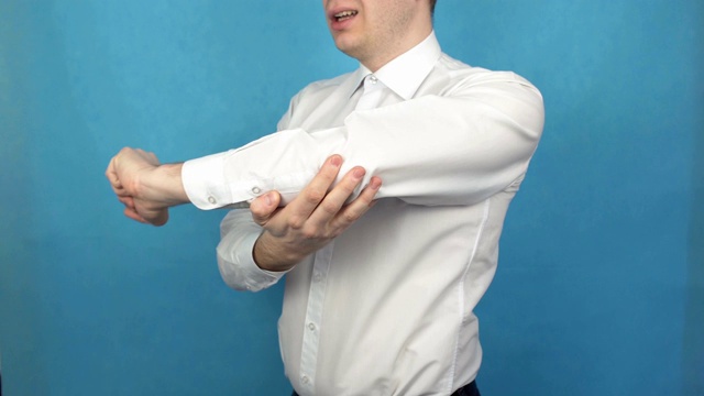 人类正经历着关节炎或骨关节炎造成的肘关节疼痛。长期在电脑前工作导致手臂受伤。穿白衬衫的人患有上髁炎。有粘液囊炎的办公室经理视频素材