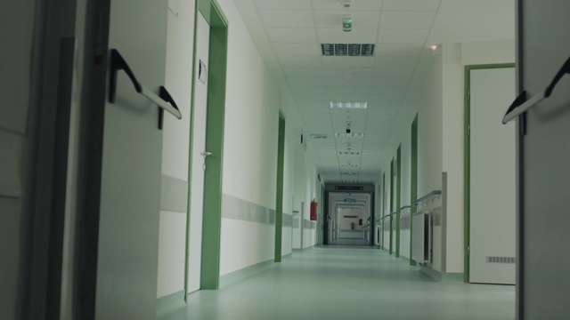 又长又黑的医院走廊视频下载
