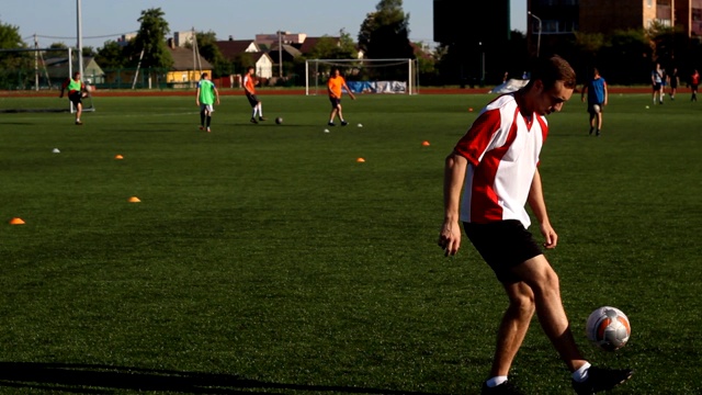 足球运动员正在训练用腿踢足球视频下载